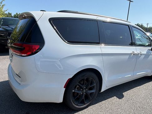 Used 2025 Chrysler Pacifica Limited FWD image 8