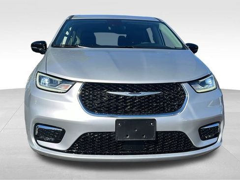 Used 2024 Chrysler Pacifica Touring-L image 8