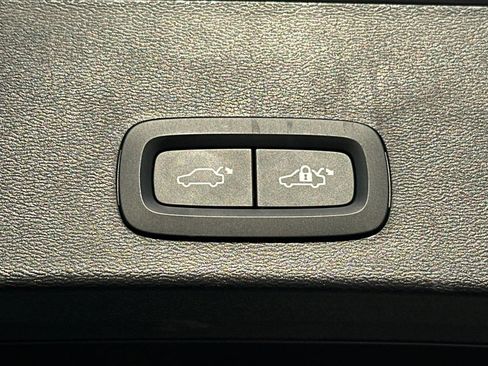 Used 2024 Volvo XC40 B5 Core image 19