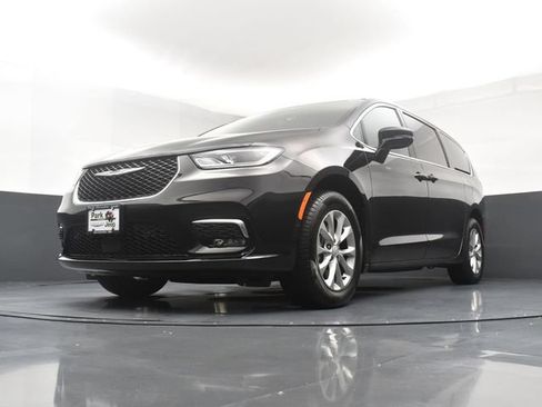 Used 2025 Chrysler Pacifica Select AWD/4WD image 22