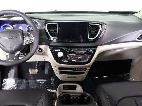 Used 2024 Chrysler Pacifica Touring-L image 46