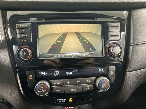 Used 2019 Nissan Rogue SV image 15