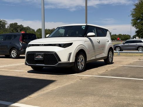 Used 2025 Kia Soul LX w/ LX Technology Package FWD image 1