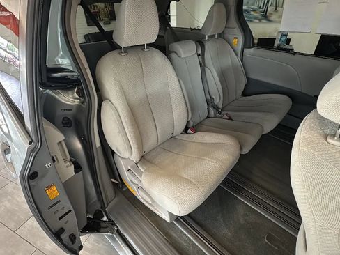 Used 2014 Toyota Sienna LE FWD image 21