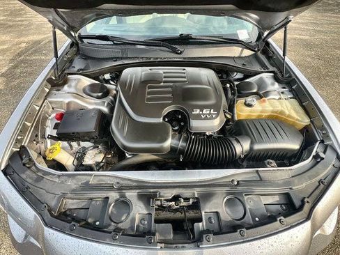 Used 2018 Chrysler 300 Touring L image 29