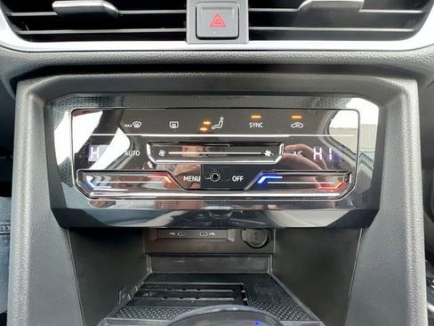 Used 2025 Volkswagen Taos SE image 18