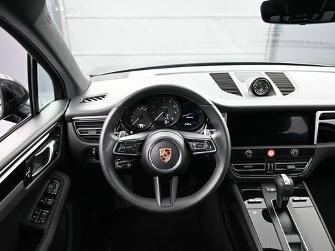 Certified 2025 Porsche Macan image 17