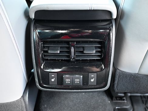 Used 2019 Toyota Avalon Limited image 39