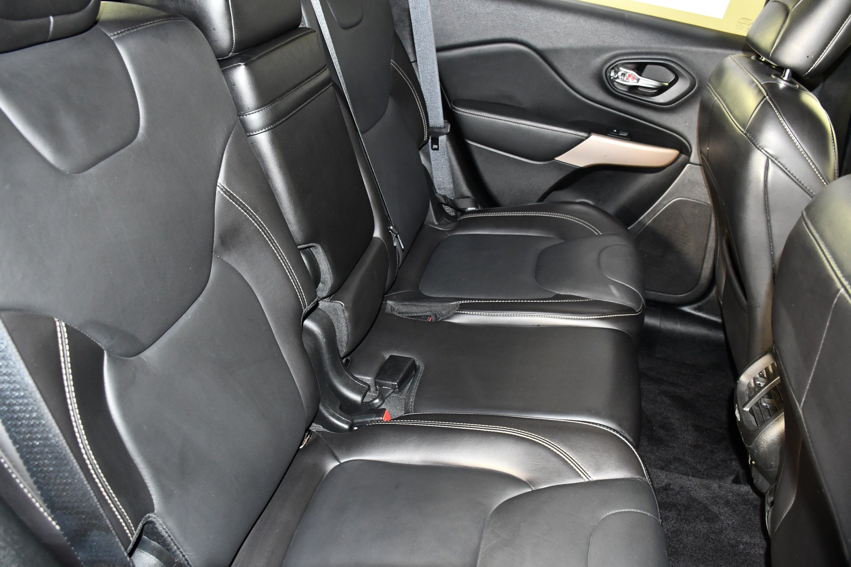 Used 2018 Jeep Cherokee Limited AWD/4WD image 44