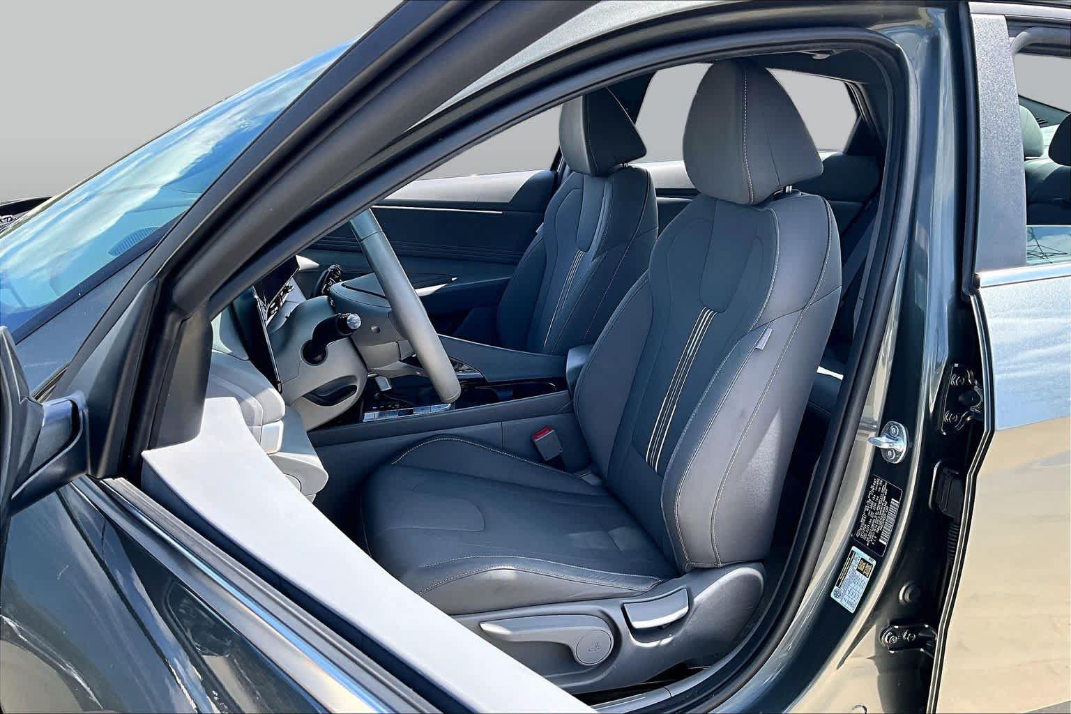 Certified 2025 Hyundai Elantra SEL FWD image 8