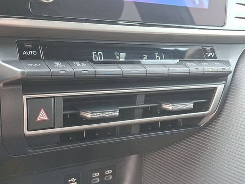 Used 2025 Toyota Camry SE FWD image 14