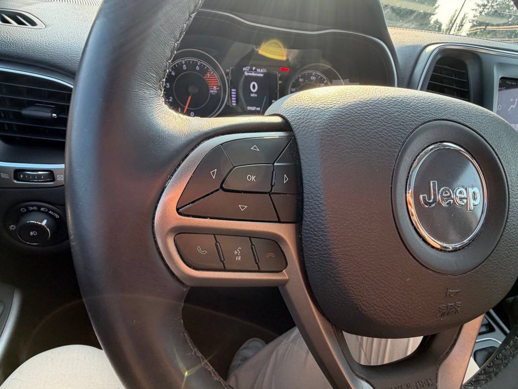 Used 2019 Jeep Cherokee Latitude Plus w/ Comfort/Convenience Group AWD/4WD image 14