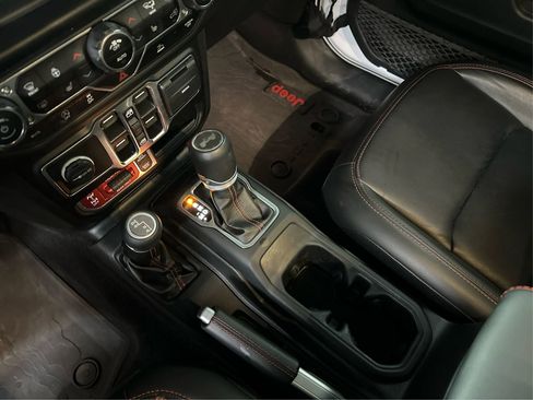 Used 2022 Jeep Wrangler Unlimited Rubicon w/ Cold Weather Group image 16