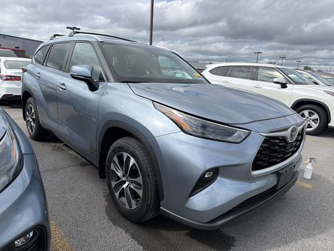 Used 2023 Toyota Highlander XLE AWD/4WD image 2