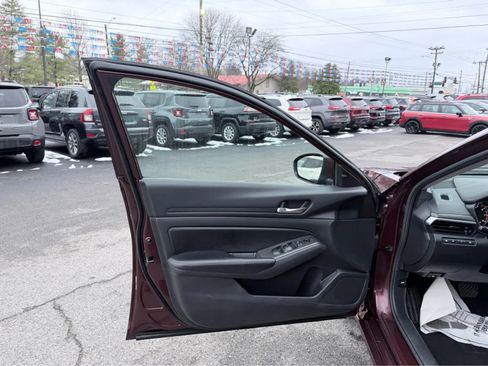 Used 2024 Nissan Altima 2.5 SV w/ SV Premium Package image 17