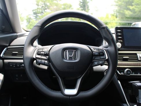Used 2018 Honda Accord Touring image 16