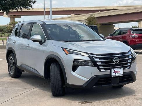 Used 2025 Nissan Rogue SV FWD image 3