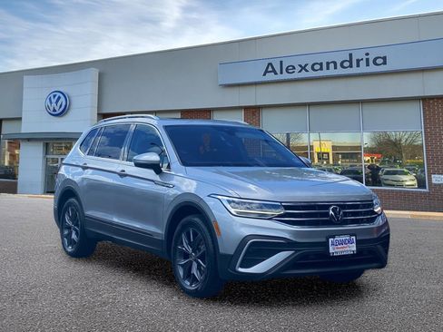 Certified 2023 Volkswagen Tiguan SE w/ Panoramic Sunroof Package FWD image 1