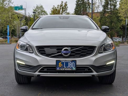 Used 2018 Volvo V60 T5 Cross Country Platinum image 2
