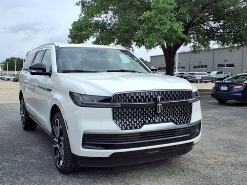 New 2026 Lincoln Navigator L Reserve AWD/4WD image 4