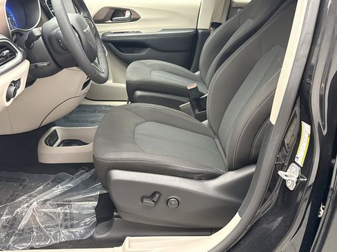 Used 2023 Chrysler Voyager LX FWD image 11