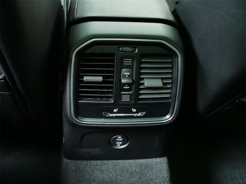 Used 2025 Porsche Macan image 15