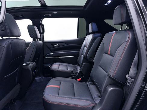 Used 2024 Chevrolet Traverse RS image 40