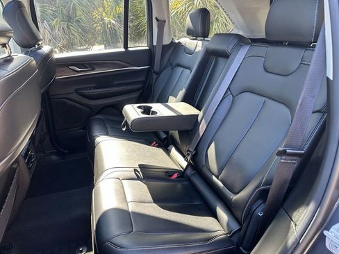Used 2023 Jeep Grand Cherokee Limited AWD/4WD image 31