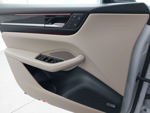 Used 2025 Porsche Macan Electric RWD image 29