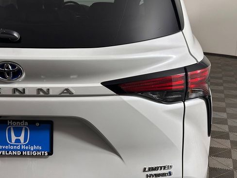 Used 2024 Toyota Sienna Limited FWD image 17