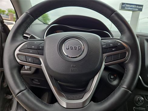 Used 2019 Jeep Cherokee Latitude Plus w/ Cold Weather Group AWD/4WD image 12