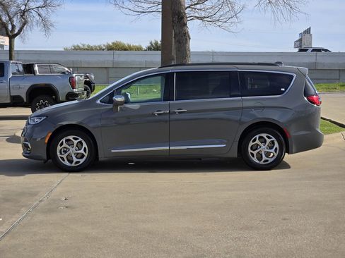 Used 2022 Chrysler Pacifica Limited image 5