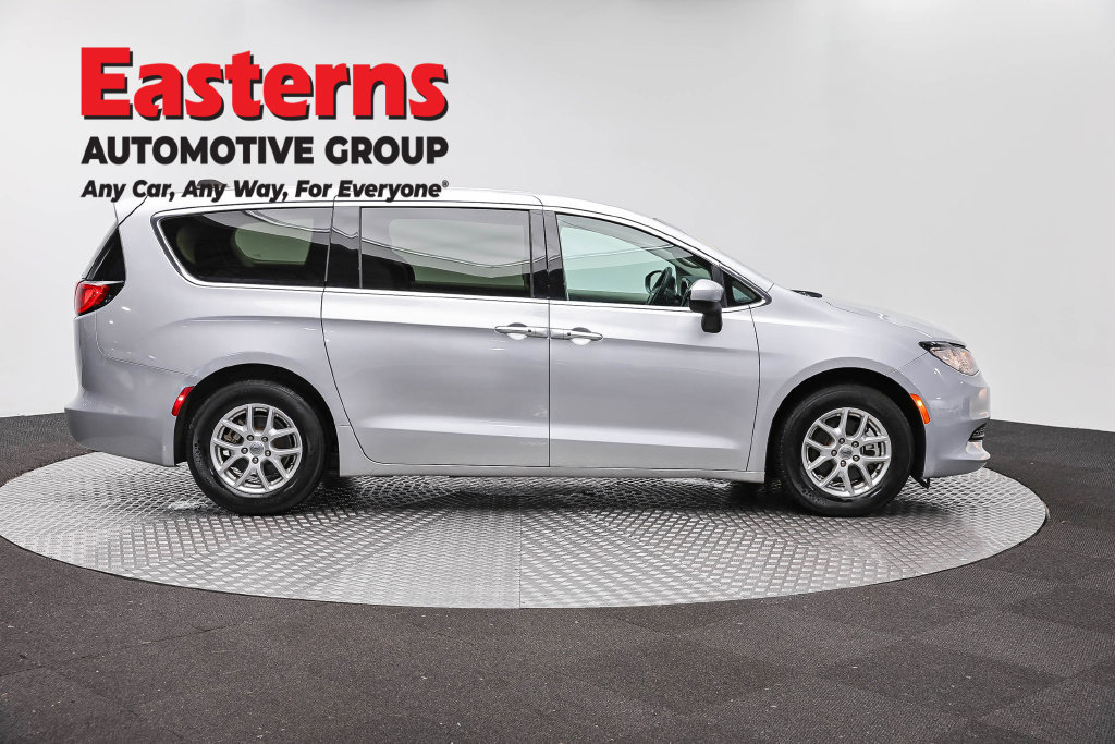 Used 2023 Chrysler Voyager LX FWD image 5