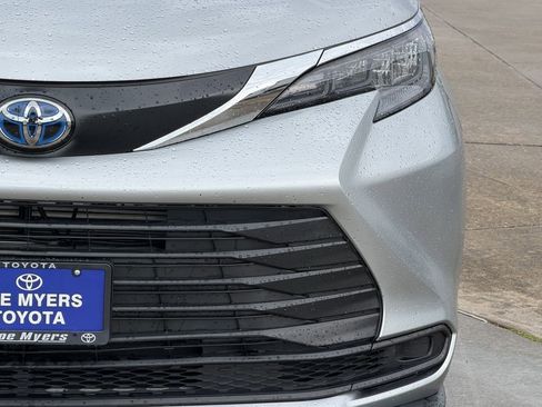 Used 2025 Toyota Sienna LE FWD image 4