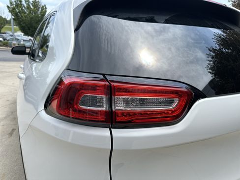 Used 2017 Jeep Cherokee Limited w/ Luxury Group FWD image 14