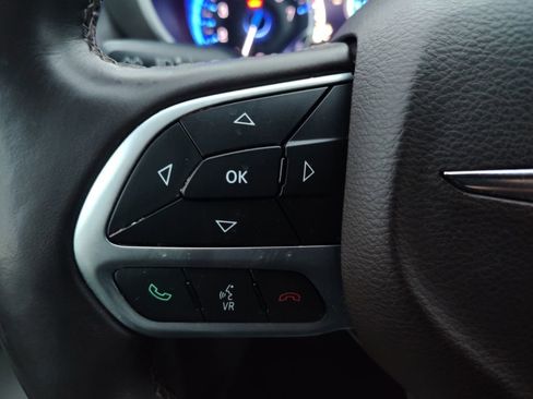 Used 2017 Chrysler Pacifica Touring-L Plus w/ Tire & Wheel Group image 11