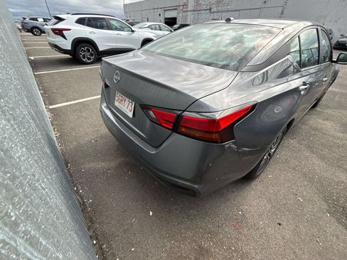 Used 2025 Nissan Altima 2.5 SV FWD image 12