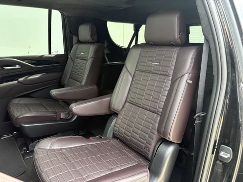 Certified 2023 Cadillac Escalade ESV V AWD/4WD image 13