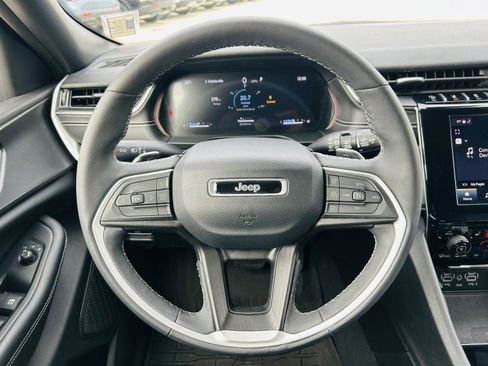 Used 2023 Jeep Grand Cherokee Altitude image 16