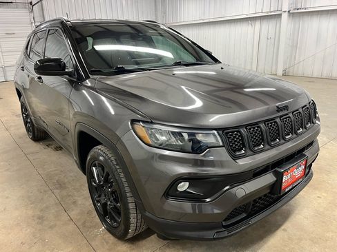 Used 2023 Jeep Compass Altitude image 1