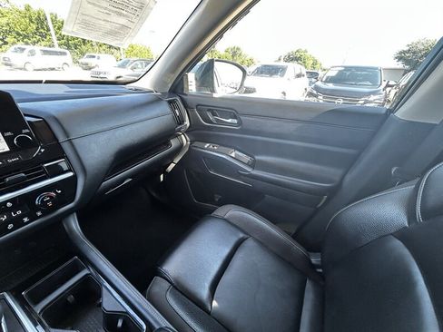 Used 2023 Nissan Pathfinder SL AWD/4WD image 19