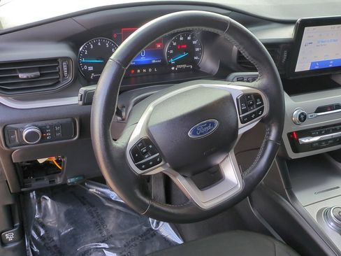 Used 2022 Ford Explorer XLT image 15