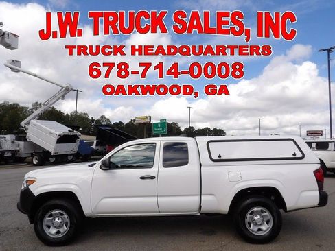 Used 2022 Toyota Tacoma SR RWD image 2