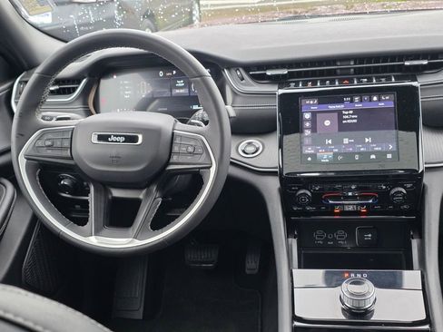 Used 2023 Jeep Grand Cherokee Altitude image 11