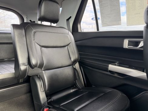 Used 2020 Ford Explorer XLT w/ Equipment Group 202A image 14