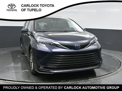 Used 2025 Toyota Sienna XLE image 6