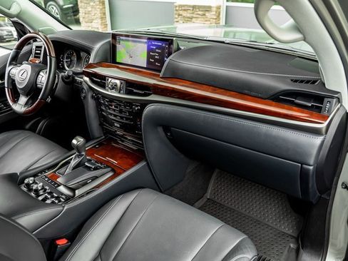Used 2021 Lexus LX 570 4WD w/ Luxury Package image 32