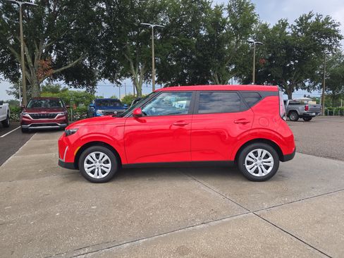 Used 2025 Kia Soul LX FWD image 5