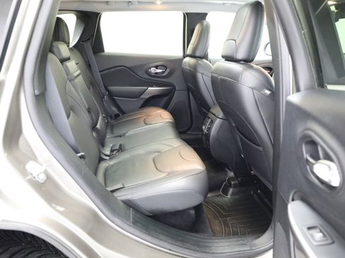 Used 2019 Jeep Cherokee Limited w/ Luxury Group image 16