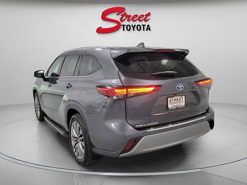 Certified 2022 Toyota Highlander Platinum image 2